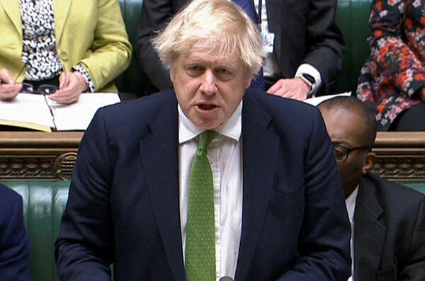 בוריס ג'ונסון ראש ממשלת בריטניה נואם בפרלמנט וחושף את הסנקציות נגד רוסיה