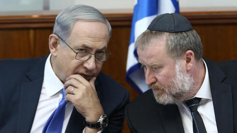 צילום: אוהד צויגנברג מנדלבליט מגיע לדוכן העדים במשפט נתניהו, וינסה להפריך הטענות ל"תפירת תיקים"