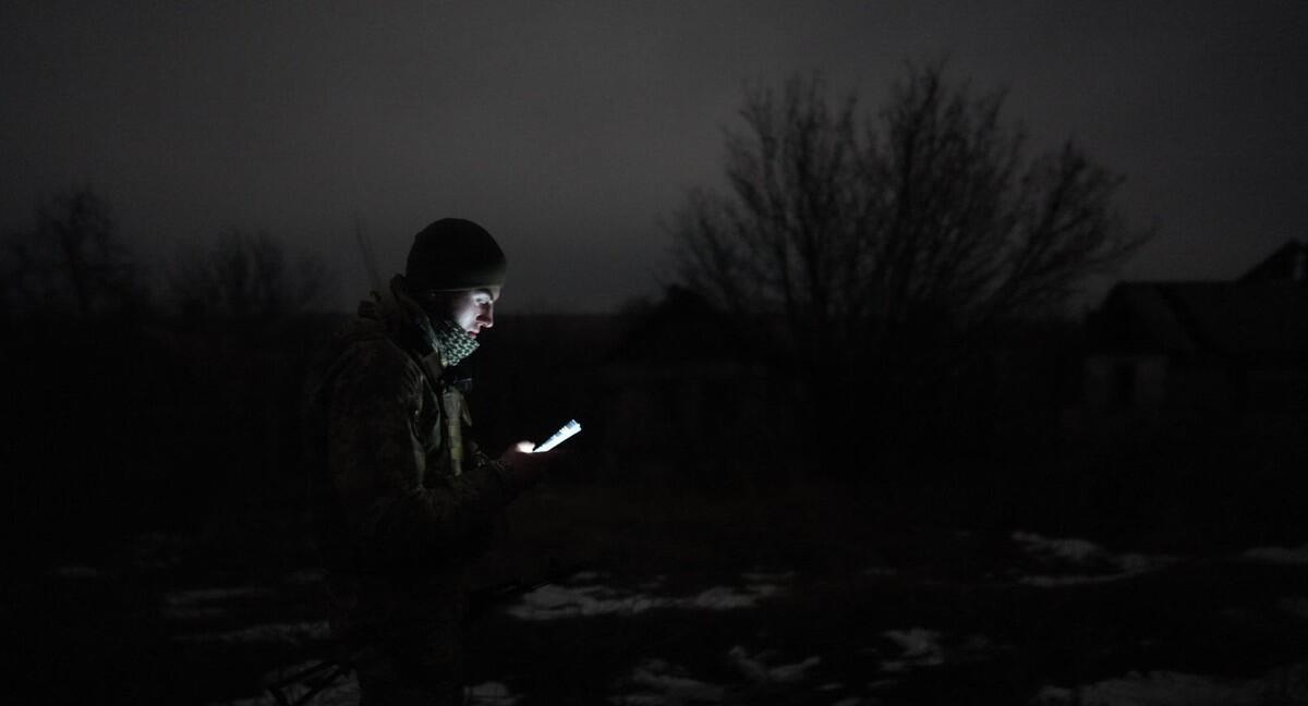 פוטו אוקראינה חייל עם סלולרי