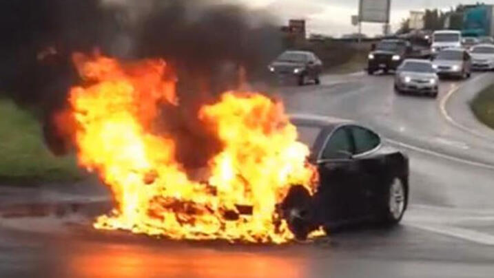 שריפה אש טסלה מכונית רכב עולה באש