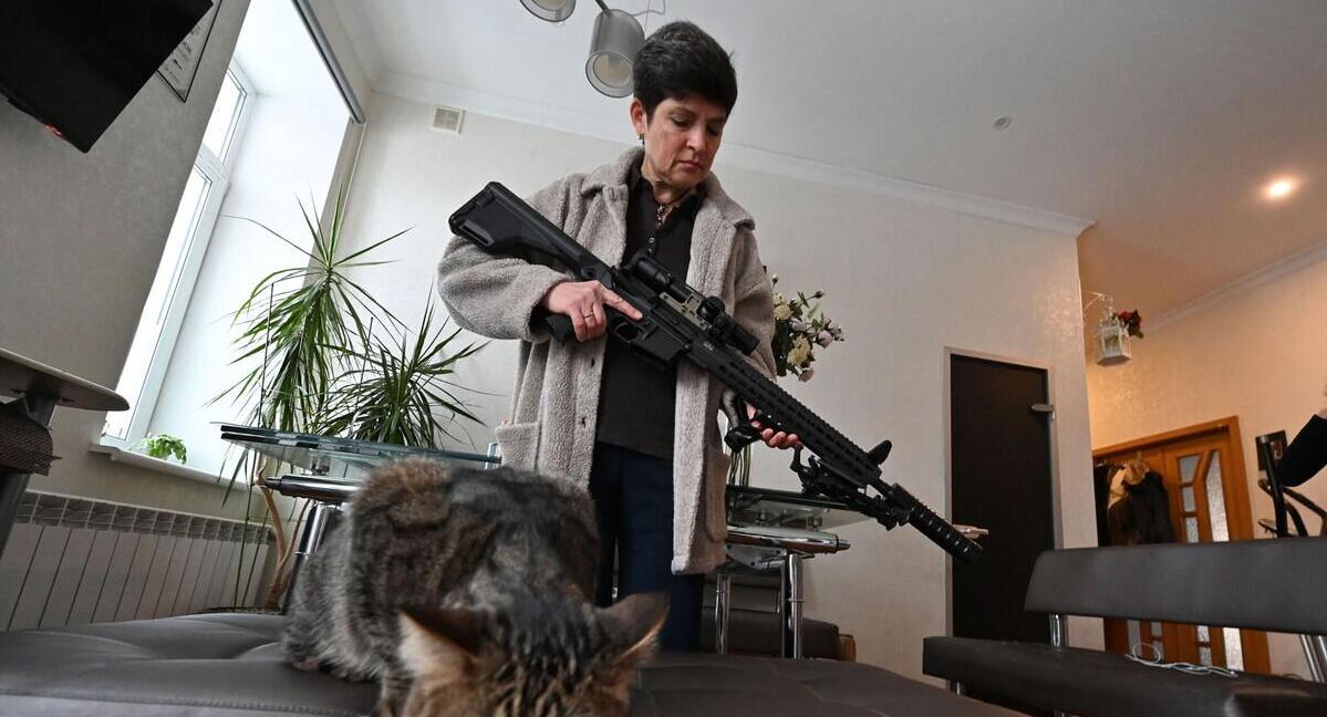 פוטו אוקראינה נשק בבית