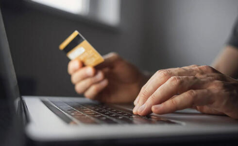 קניות ברשת עם כרטיס אשראי. החברות כבר לא יוכלו להסתמך על המוכרות שלהן, צילום: שאטרסטוק