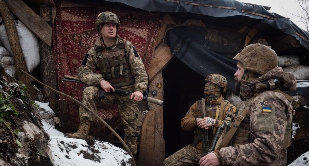 פוטו אוקראינה חיילים מחכים 