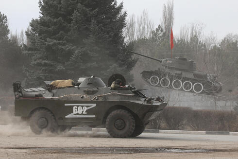 רכב משוריין וטנק בפלישה הרוסית לאוקראינה , צילום: רויטרס