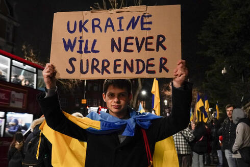 מפגינים למען אוקראינה מול שגרירות רוסיה בלונדון, AP