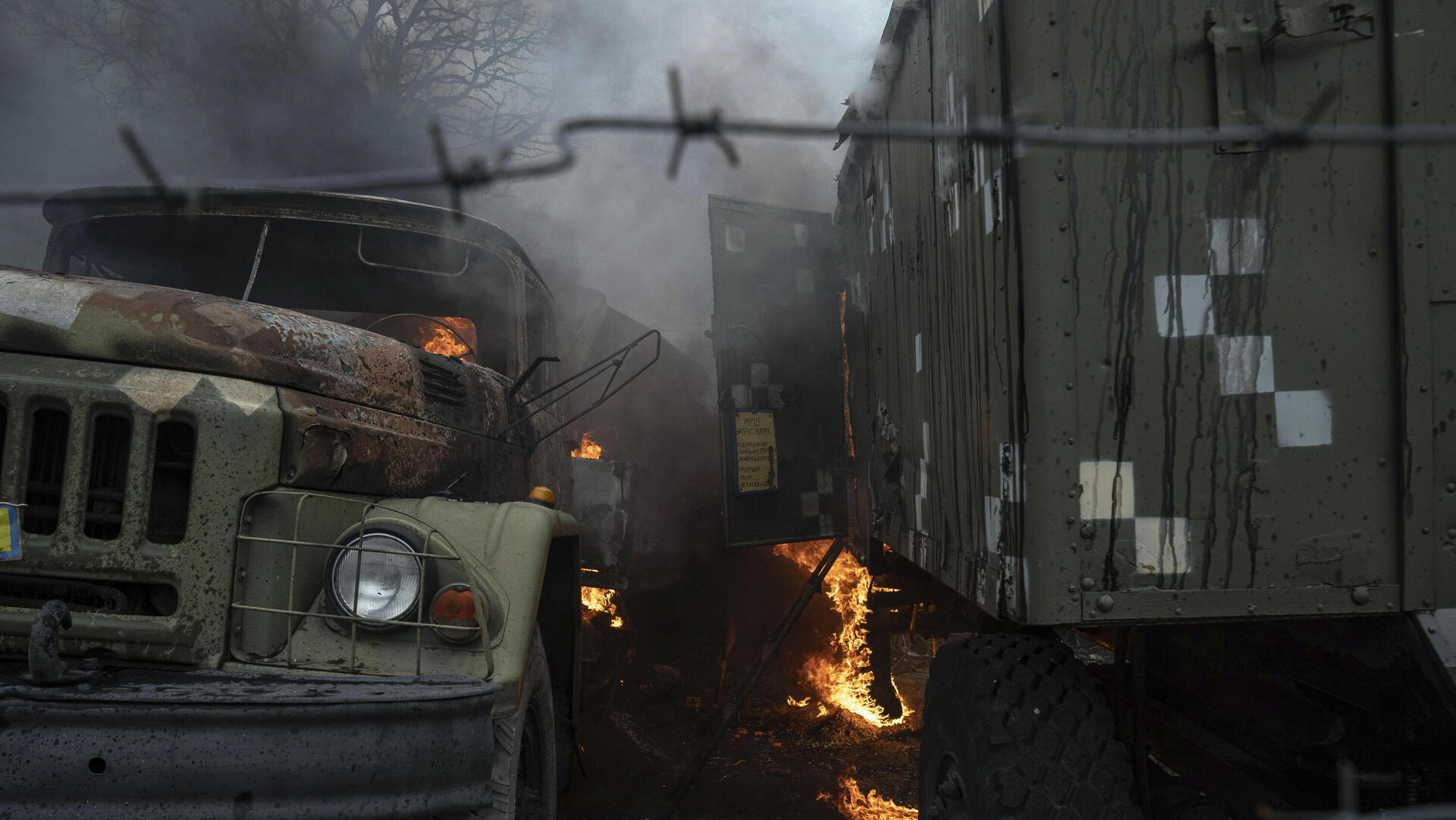 משאית צבאית אוקראינית עולה באש פלישה ל אוקראינה רוסיה