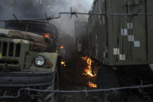 משאית צבאית אוקראינית עולה באש, צילום: AP