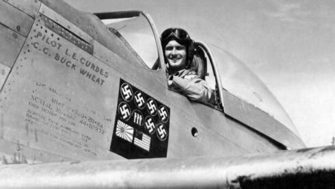 לואי קורדס וסימני ההפלות על מטוסו: שימו לב לדגל האמריקאי, USAF