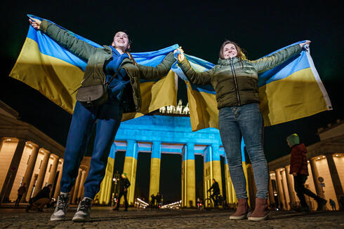 שער ברנדנבורג בברלין מואר בצבעי דגל אוקראינה, אמש, EPA