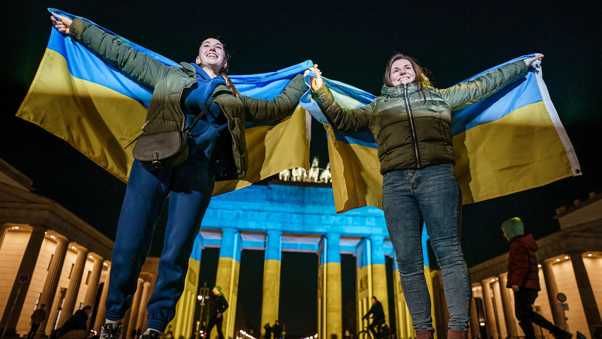 שער ברנדנבורג ב ברלין מואר בצבעי דגל אוקראינה