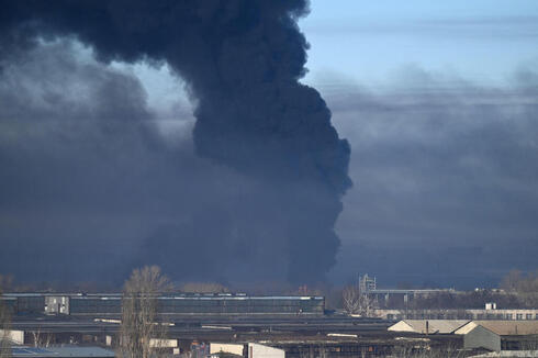 עשן מיתמר מבסיס צבאי ליד חרקוב אוקראינה בעקבות הפצצות של רוסיה, AFP