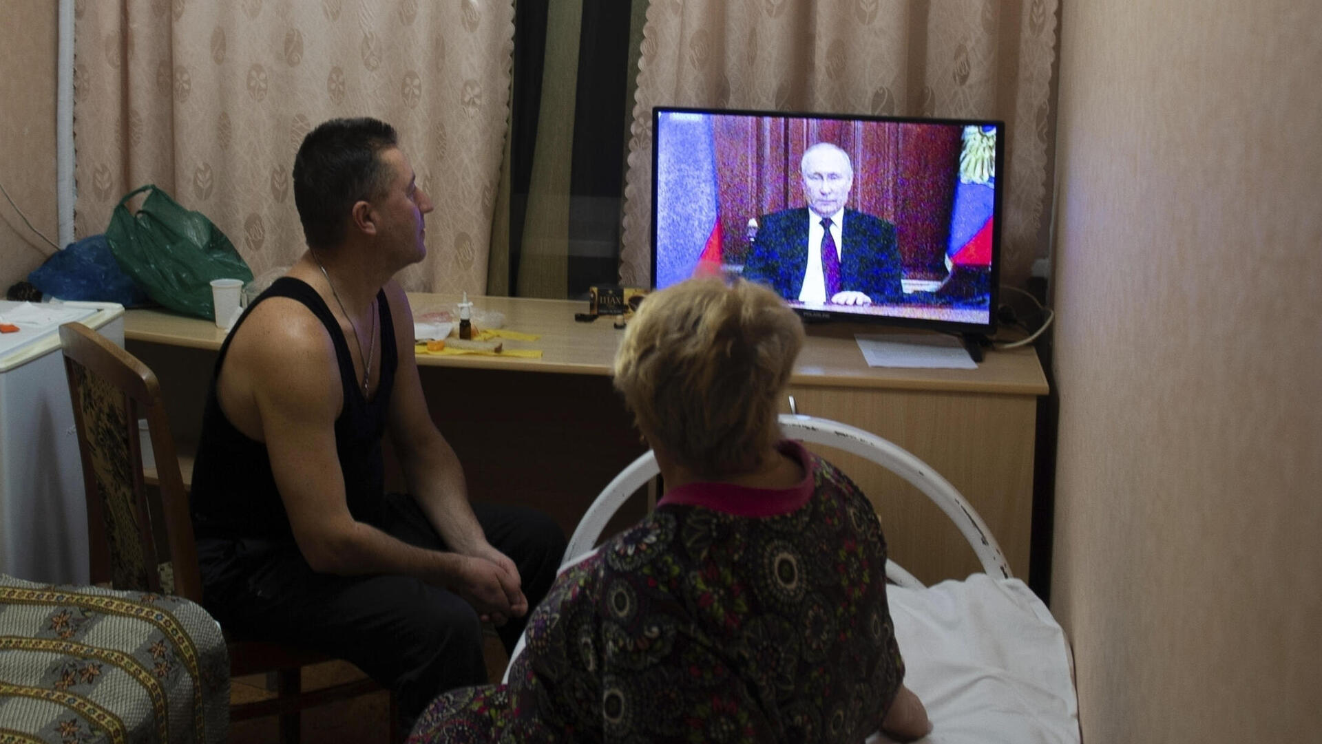 אנשים ב דונייצק ו לוהנסק צופים ב ולדימיר פוטין ב טלוויזיה