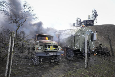 עשן בבסיס צבאי ליד מריופול, צילום: AP