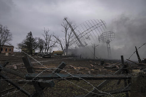 תקיפה בבסיס צבאי במריאופול, אוקראינה, צילום: AP