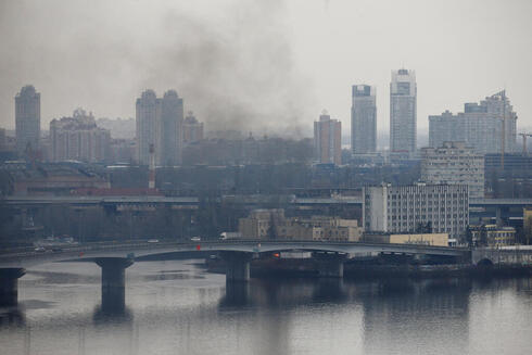 עשן בקייב בירת אוקראינה לאחר מתקפה רוסית, רויטרס