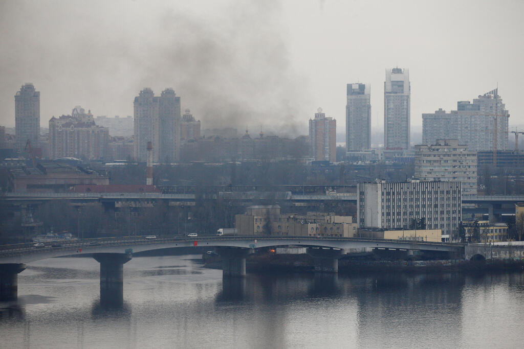 עשן ב קייב אוקראינה לאחר מתקפה של רוסיה