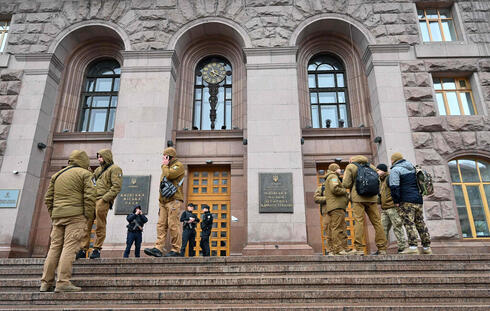 חיילי מילואים ליד בניין עיריית קייב, צילום: AFP