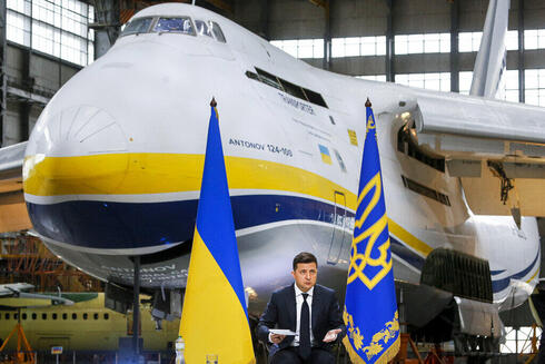נשיא אוקראינה זלנסקי עם הטנטונוב במאי אשתקד, צילום: AP