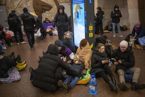 אוקראינים תופסים מחסה במטרו של קייב, צילום: AP