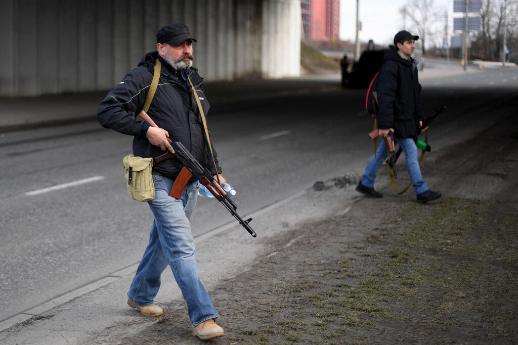 מתנדבים עם נשק ב קייב אוקראינה