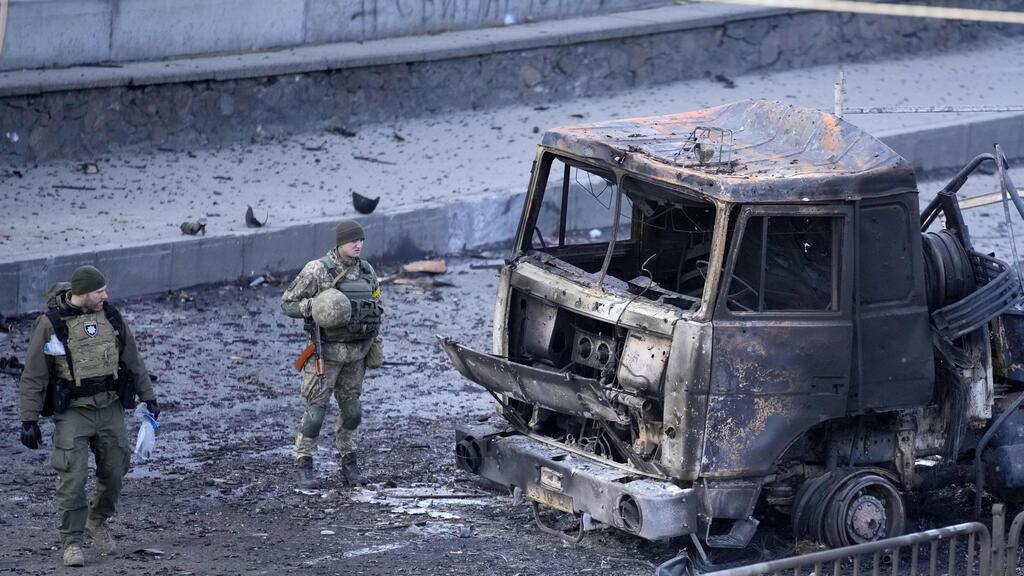 חיילים בוחנים רכב שנפגע ב קייב אוקראינה