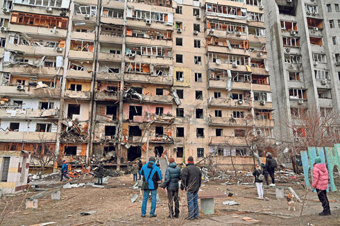 בניין מגורים שהופצץ שלשום בפאתי קייב, צילום: איי אף פי
