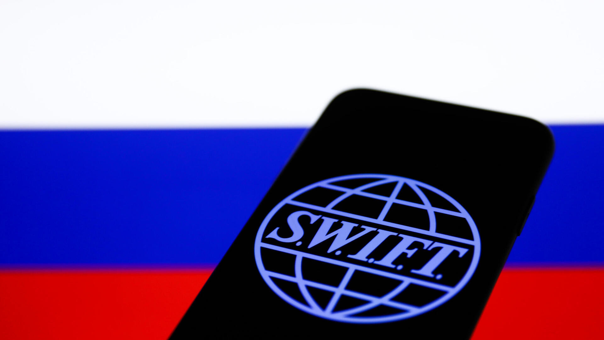 הלוגו של SWIFT על רקע דגל רוסיה