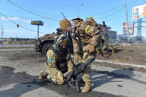 חיילים אוקראינים, אתמול בחרקוב. "ננדה את רוסיה"
, צילום: איי אף פי