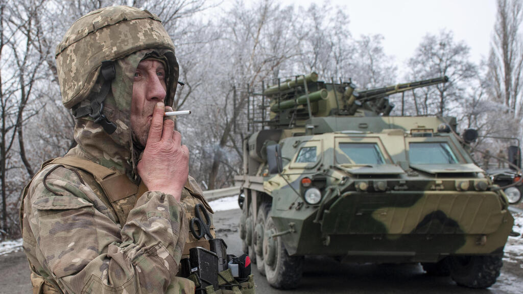 חייל אוקראיני מעשן סיגריה חרקוב אוקראינה