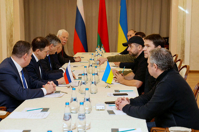 שיחות השלום בבלארוס שלישי משמאת שר ההגנה של אוןקראינה ולפני ראש המשלחת הרוסית