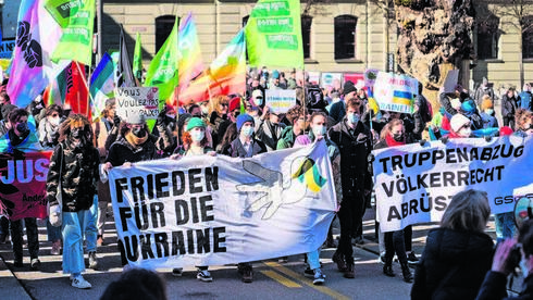 הפגנה בברן נגד הפלישה לאוקראינה, צילום: רויטרס