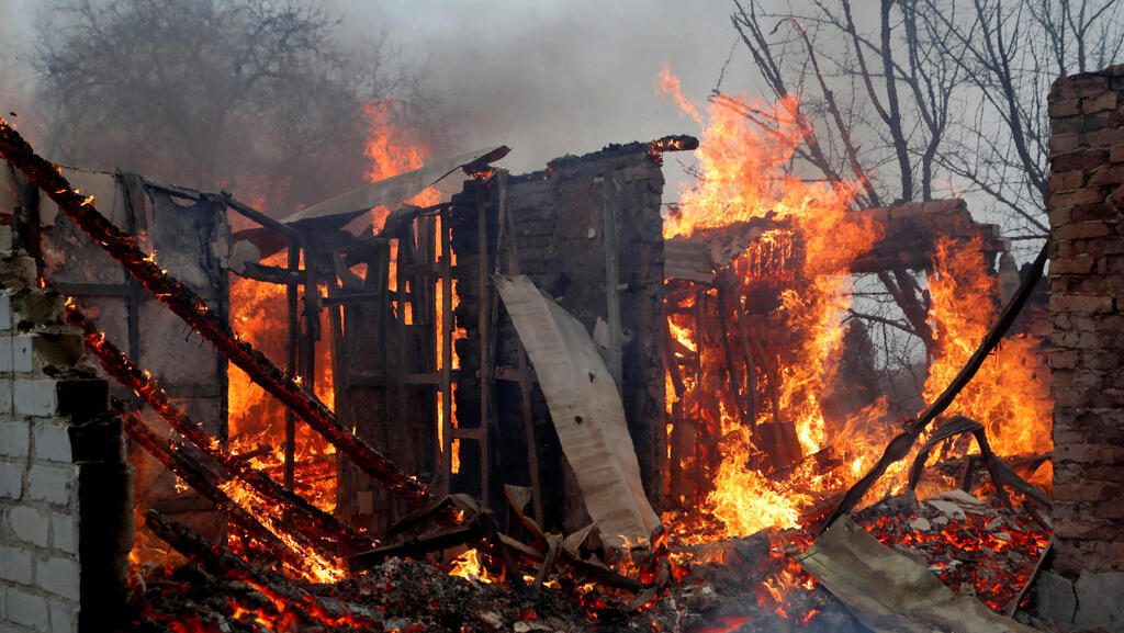 בית עולה באש בדונייצק שבמזרח אוקראינה
