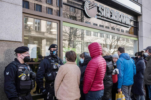 תור בכניסה לבנק ברוסיה. הבעיה הגדולה היא להוציא את הכסף מהמדינה, צילום: AFP