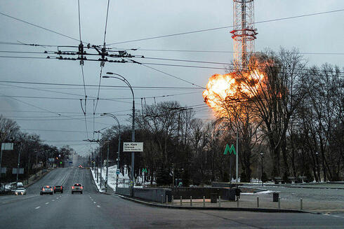 הפצצת מגדל הטלוויזיה בקייב ב-1 במרץ. באותו היום חברות מדיה בבירת אוקראינה נפגעו ממתקפת סייבר הרסנית, צילום: רויטרס