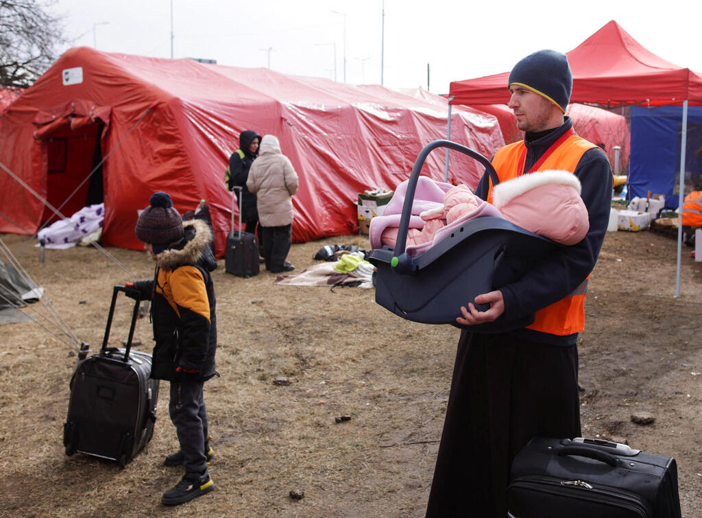 פליטים מ אוקראינה בגבול סלובקיה בעקבות המלחמה מול צבא רוסיה על המדינה