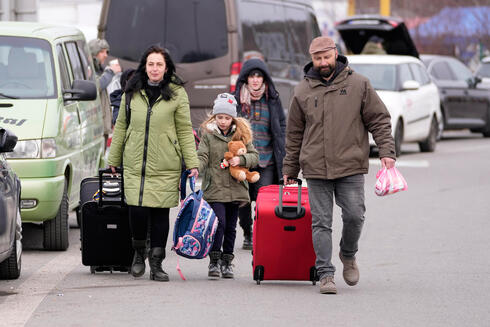 פליטים מאוקראינה בגבול סלובקיה, בעקבות המלחמה עם רוסיה, צילום: AP
