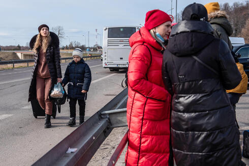 פליטים מאוקראינה בגבול פולין , צילום: EPA