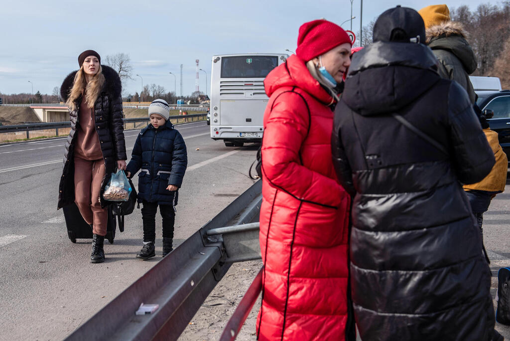 פליטים מ אוקראינה בגבול פולין בעקבות המלחמה מול צבא רוסיה על המדינה