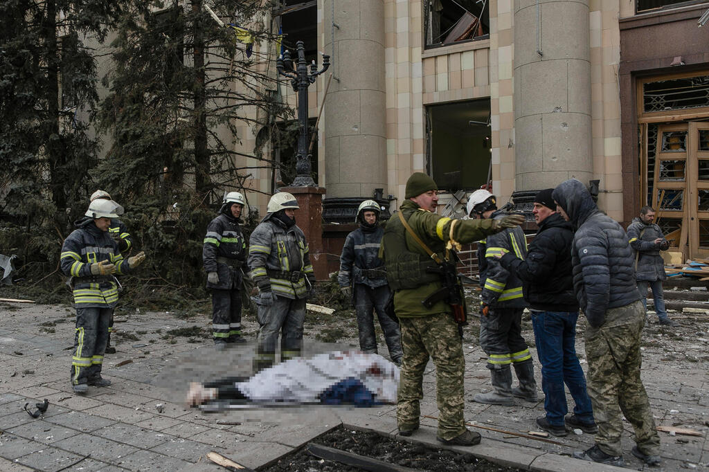 הרוגים הרס ב קייב אוקראינה בעקבות הפגזות של צבא רוסיה על העיר ו בניין העירייה