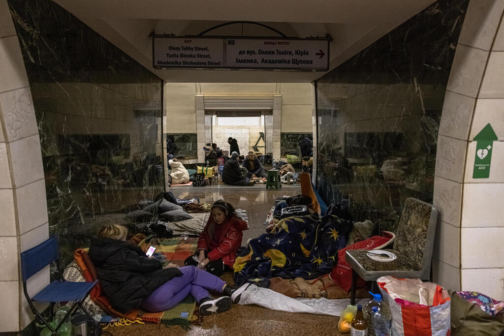 אוקראינים מסתתרים בתחנת רכבת תחתית ב קייב אוקראינה