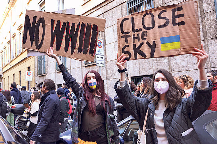 הפגנות במילאנו נגד המלחמה באוקראינה. נותרו מחוץ לאולמות התצוגה, צילום: גטי