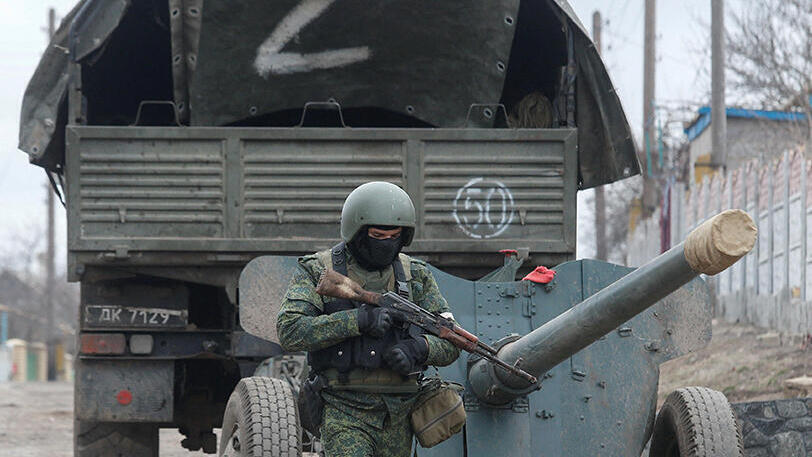 חייל רוסי ליד המשאית אוקראינה