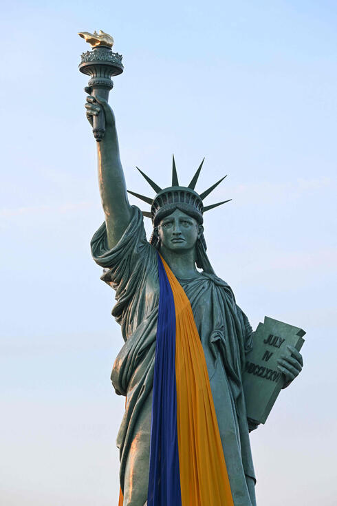 פסל החירות בצרפת עם דגל אוקראינה, צילום: AFP