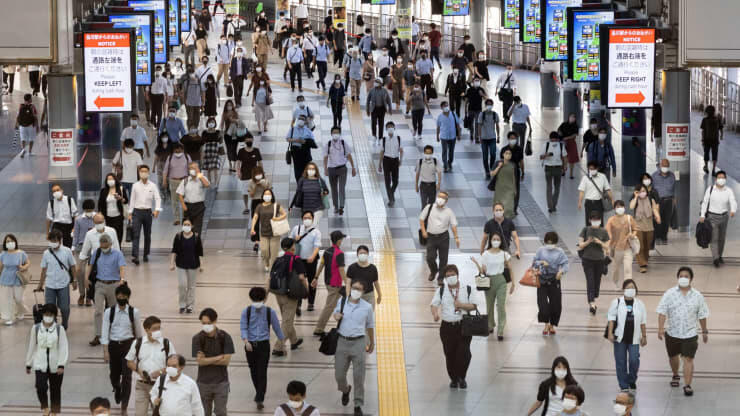 עובדים תחנת רכבת טוקיו יפן שבוע עבודה