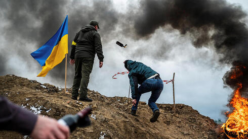 אזרחים מתאמנים בהשלכת בקבוקי תבערה באוקראינה, צילום: רויטרס