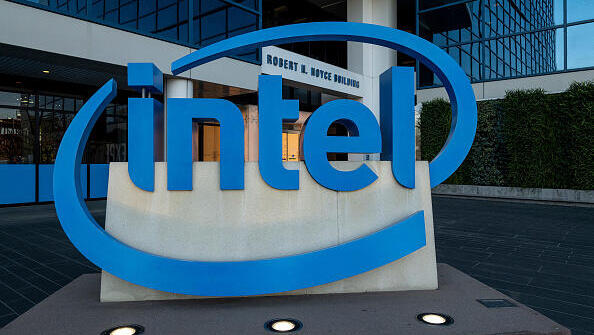 Intel freezes hiring in PC chip division