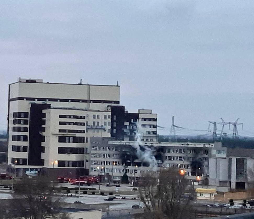 בניין שנפגע במתחם תחנת הכוח הגרעינית זפוריז'יה ב אוקראינה רוסיה השתלטה על המתחם