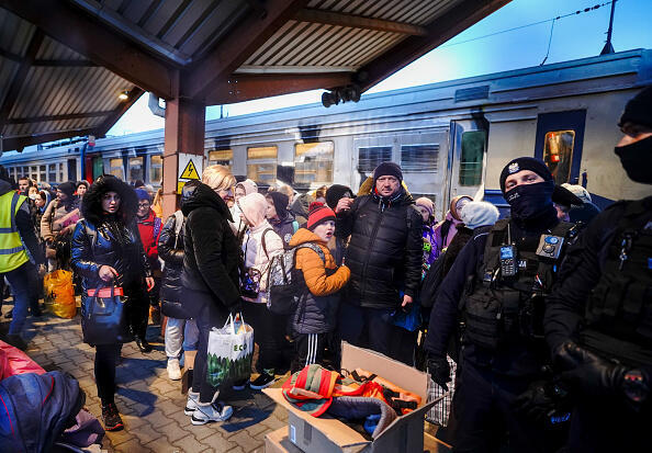 פליטים מ אוקראינה בתחנת רכבת בגבול עם פולין