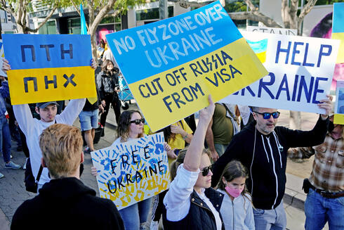 הפגנה נגד הפלישה הרוסית ובעד איסור טיסה מעל אוקראינה, בסנטה מוניקה, קליפורניה, צילום: AP
