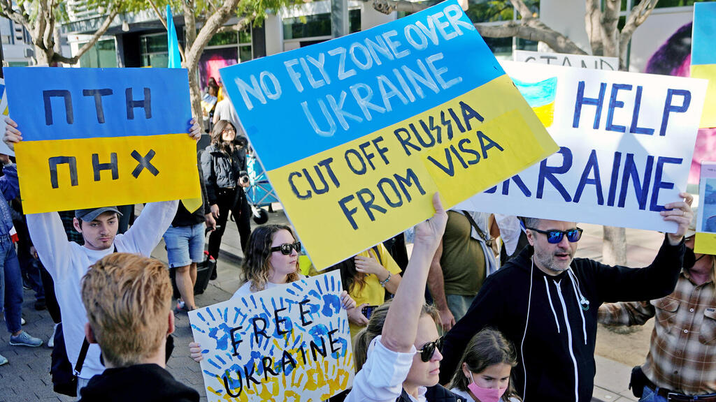 הפגנה נגד הפלישה הרוסית ובעד איסור טיסה מעל אוקראינה ב סנטה מוניקה קליפורניה